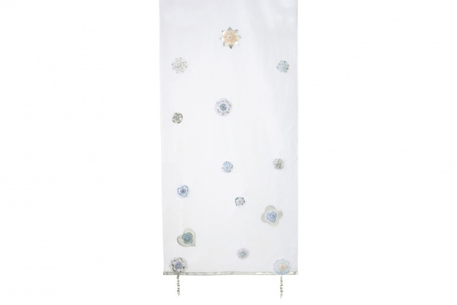Deze luxe Silver Sparkle voile past perfect bij de Silversparkle bedden van Lifetime. Prachtig afgewerkt met zilverkleurige bloemen, kralen en borduursels.