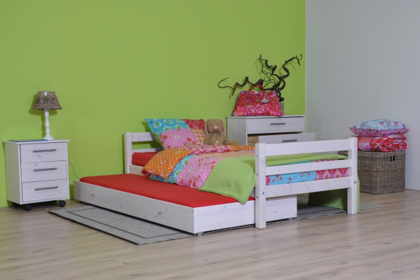 Kinderbed met slaaplade uit de Thuka Hit / Flexa Basic serie. De whitewash afwerking geeft het bed een stoere look.
